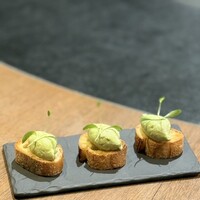 アボカドのヴァカモレをカナッペに乗せて 