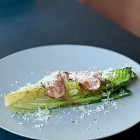 焼きロメインレタス、太田ベーコンとパルメザンチーズ