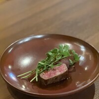 東京都産黒毛和牛サーロインのロースト、味噌とデュカを塗して　　