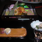 伊東遊季亭 - 食前酒：梅酒、先付：春菊浸し、手毬寿司、前菜：あわび無
