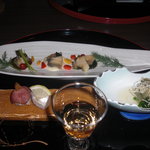 伊東遊季亭 - 食前酒：梅酒、先付：春菊浸し、手毬寿司、前菜：蒸しあわび三重奏