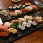 幸寿司 - 上　上にぎり（￥2.000） 下 特上にぎり（￥2.800）