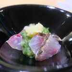 304803863 - 皮目炙ったイサキのお造りにはレモン麴で塩味と酸味がドンピシャ。