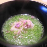 304803906 - お椀はオクラのとろろ仕立て。アマダイの酒蒸しに花紫蘇を散らして。