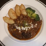 バルひげ - 牛スジの赤ワイン煮８５８円