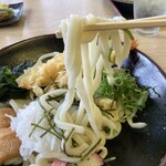 手打ちうどん専門 だいご - ぶっかけ海鮮スペシャル（麺リフト）