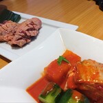 焼肉なべしま - カルビステーキとキムチ盛り合わせ