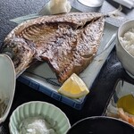 民宿戸髙 - 皿からはみ出しますわな