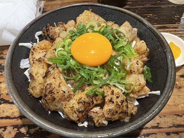 とろホルモン丼並 980円』by たーけー : 三六八 - 元町/かつ丼