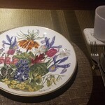 ビストロ プティソレイユ - シート的に使われている素敵な和食器です