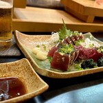 寿し辰 - 鰹炙り刺し（値段不明）
      4.4kgと大きな鰹なので皮が厚い。
      そこで食べやすく炙りにしてくれましたよ♪
      Mugの好きな真っ赤な初鰹、皮目の炙りがめっちゃ香ばしい♡( •̀ω• )૭✧ｳﾏｲ!