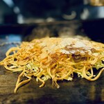 大正お好み屋 ままま - ヽ(●´∀`)ﾉ゜卵をつぶして完成まぢか！！！！！