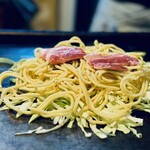 大正お好み屋 ままま - 下生地、キャベツ、中太麺、肉厚の豚肉  堂々たる姿！