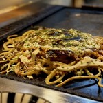 大正お好み屋 ままま - 美学も感じる麺パリの洋食焼き