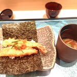 札幌 鮨 よこ田 - 海老と蟹の天巻き、赤出汁