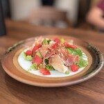 なぎさのハンバーガー - 生ハムとルッコラ野菜のサラダ