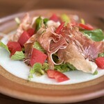 なぎさのハンバーガー - 生ハムとルッコラ野菜のサラダ