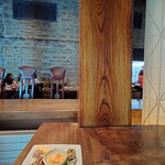 石の蔵 - 広々カウンターに　ひとり