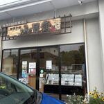 山月堂 - お店は仲1丁目の交差点を東に２本入った路地沿いにあります。