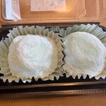 山月堂 - 料理写真:ラムネ大福２個入り４３２円。
 
噂の通りに此処の大福はとろける様な食感の大福でした。