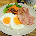 カウカウ　カフェ - 目玉焼き、ベーコン、キャロットラペ