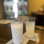 稲水器 あまてらす - まずは乾杯　手前は、ヨーグルトのお酒ソーダ割り、奥は小夏のお酒ソーダ割り