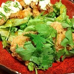 谷町 わらかし - 麹鶏唐揚げ二種のソースで(タルタル、パクチー酢醤油)