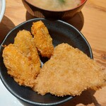 沼津港 サンパチ酒場 - カキフライとアジフライ
