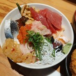 沼津港 サンパチ酒場 - セルフ海鮮丼(１杯目)