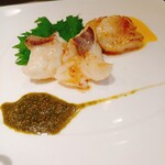 てっぱん料理味味亭 - 鯛は大葉と胡麻ソースレモンが効いてさっぱり　ホタテはサフランクリームソース