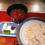 てっぱん料理味味亭 - きのこ入りガーリックライス　蓴菜の赤だし