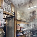 スタミナ苑 - モクモクな店内