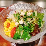 てっぱん料理味味亭 - 先ずはサラダ　特製ドレッシング　コーンはスプーンですくってモリモリ食べます