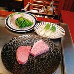 てっぱん料理味味亭 - お肉2人分　焼き野菜はほうれん草とベーコン、もやしとチンゲン菜