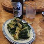 金陵 - 冷伴黄瓜と瓶ﾋﾞｰﾙで、飯を待つ。