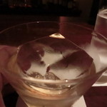 バー ル・サロン - 氷はダイヤモンドカット。氷でも楽しめる。