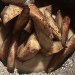 マルタ - ここの料理は、薪火で焼いた素材に同じ素材のピュレを敷くパターンがあります。このサラダ牛蒡も、下の牛蒡のピュレが拭いたいるほど美味です。