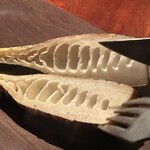 マルタ - マダケを薪火で焼き、ナイフで開くと蒸気がフワーッと上がります。甘い香り。