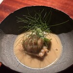 マルタ - なんかもちっとした材料を、また美味しいピュレでいただいたのですが、なんだったかしらん。上のハーブは山盛りピッチャーにさされてくるのを、好きなものを選んでかけてよいのです。