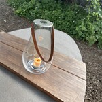 マルタ - 中庭に置かれた北欧風のキャンドルホルダー。