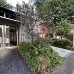 マルタ - 造園会社の経営とあって、変わった植物が入り口にも中庭にも。即食材になります。