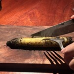 マルタ - ズッキーニを焼いて、黒くなった皮を剥いで食べます。ナスではやるから、これなら家でもできるでしょうか。