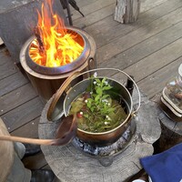 マルタ - 食事前に庭のデッキで、庭でとれはハーブやベリーなどを煮たお茶をいただきます。ほのかな甘さに暑さを忘れます。魔女の時間の始まり。