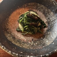 マルタ - たくましいルッコラを網に入れて薪の直火で炙って、ハムと合わせたもの。沁みます。