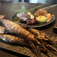 マルタ - 本日の食材について、カウンターで見せてもらいながら説明してもらいます。手前はサラダ牛蒡。牛蒡好きとしてはワクワクです。
