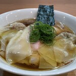 飯田商店 - 醤油ベースのワンタン麺