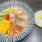 GYOZA OHSHO - 〖冷やし中華〗【単品】(858えん) 今年も心待ちにしていた大好きな〖冷やし中華〗の季節到来٩(๑❛ᴗ❛๑)و華やかなビジュアルの〖冷やし中華〗は爽やかなレモンが添えられ涼しげ✨.ﾟ･*..☆.｡


