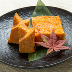 魚伊三 - 【江戸前特製厚焼き玉子】えさにこだわった濃厚な卵を使用。職人が一本ずつ手焼きした手間暇かけた逸品。上品な甘さが売りの人気商品です。