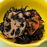 魚伊三 - 【五目ひじき煮】シャキシャキ食感のひじきに蓮根と人参を加えた定番の逸品です。