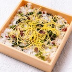 魚伊三 - 【梅ちりめんじゃこご飯】相性のよいじゃこと梅のさっぱりとしたまぜご飯。奥深い味が人気です。